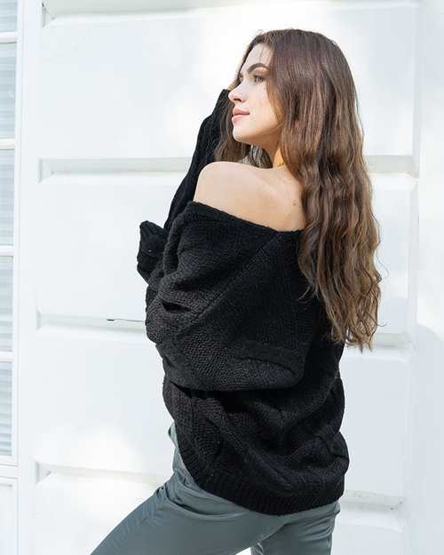 Чорний жіночий светр