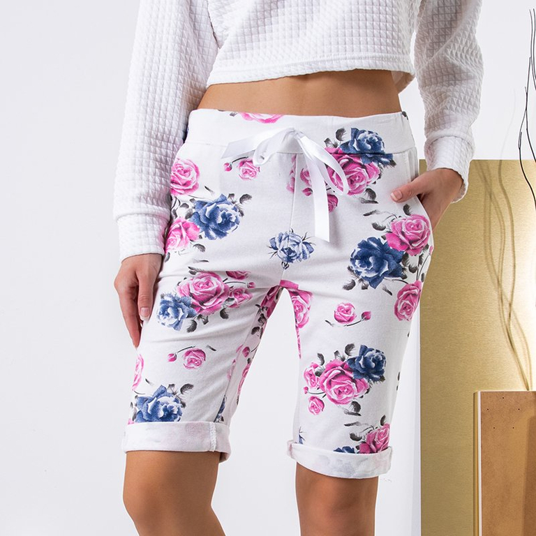 Dámské bílé kraťasy s růžovými květy - Oblečení