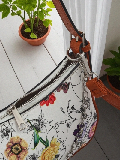 Royalfashion Malá dámská kabelka z ekologické kůže s květinovým vzorem Lily Bloom