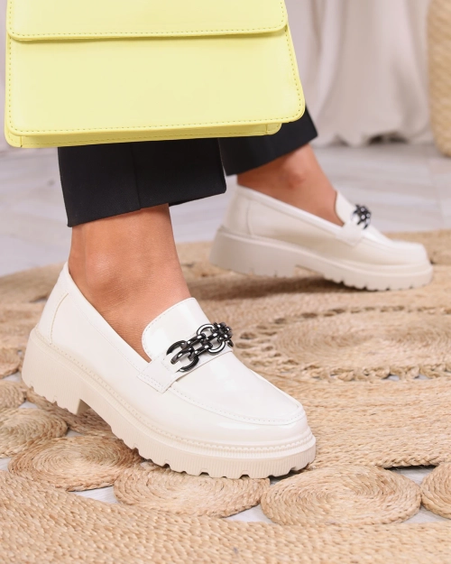 Жіночі лаковані мокасини кремового кольору Adolos- Footwear