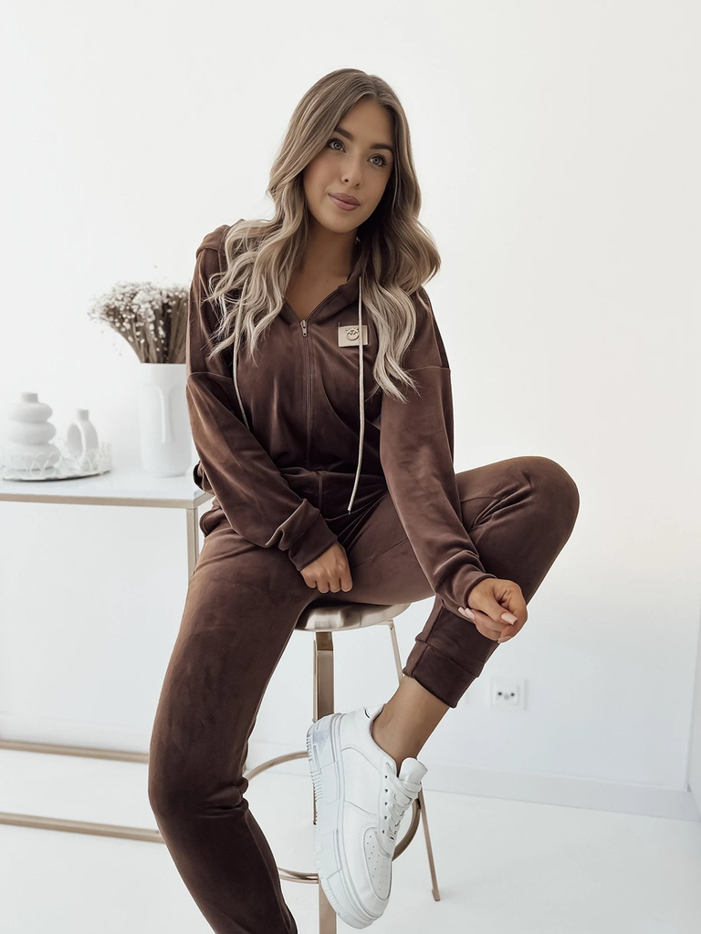 Royalfashion Tmavě hnědá dámská mikinová souprava z veluru