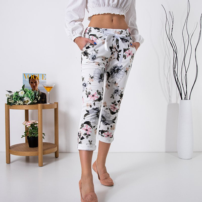 Білі жіночі штани з рожевим квітковим принтом
