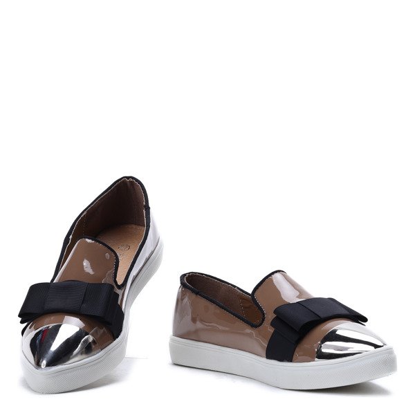 Nasaďte si nalakovanou špičku v khaki barbarské obuvi