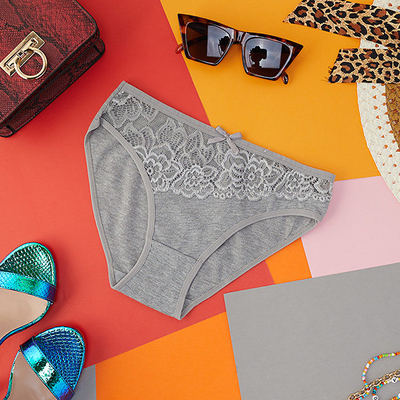 Šedé bavlněné dámské kalhotky. Spodní prádlo