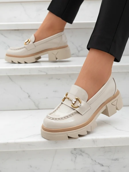 Lakované béžové dámské mokasíny s krystaly Inriw - Obuv