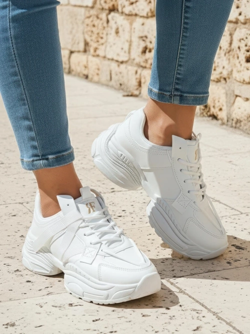Жіночі білі снікерси Arete з екошкіри, плоский каблук, весняна колекція
