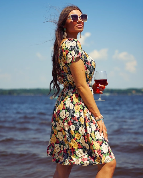 Жіноча квітчаста міні-сукня Royalfashion а-ля гіпюрові рукави чорного кольору