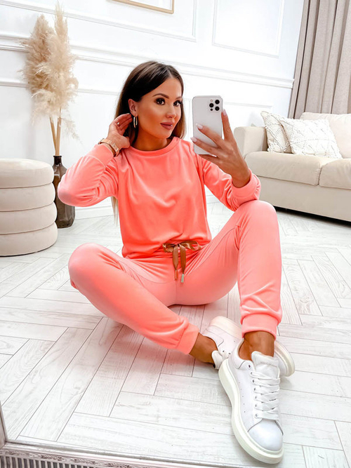 Кораловий жіночий велюровий спортивний комплект із золотою нашивкою - Одяг