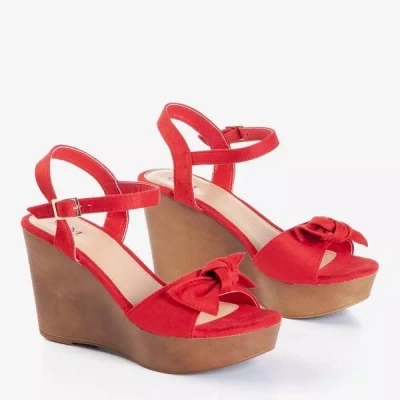 OUTLET Červené sandály na klínku s ozdobnou mašlí Doria - Boty