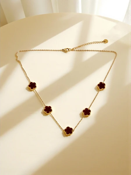 Náhrdelník Aurelia Clavis s perletí ve zlatém provedení