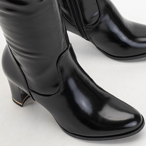 Чорні жіночі лаковані чоботи на підборах Latoras