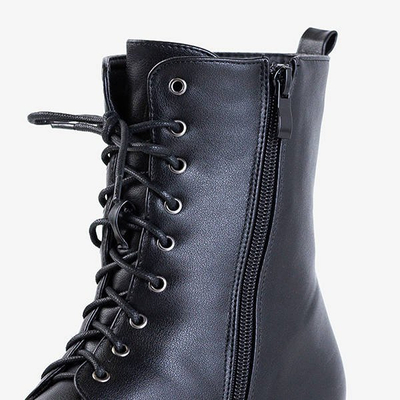 Жіночі чорні берци на плоскому каблуці з перлами Minot - Взуття