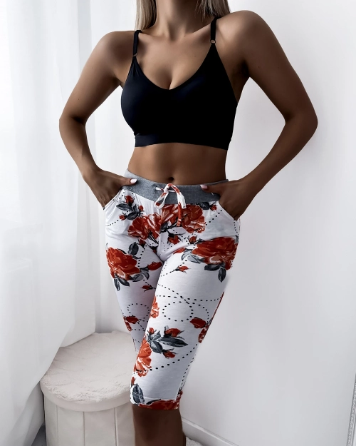 Жіночі білі шорти 3/4 довжини з червоними квітами PLUS SIZE - Одяг