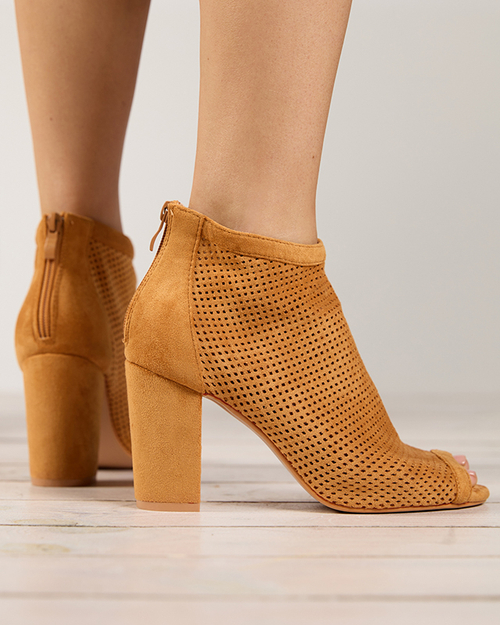 Жіночі світло-коричневі ажурні босоніжки на пошті Essgo-Footwear