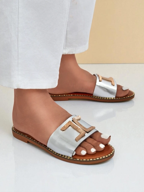 Royalfashion Жіночі шльопанці з екошкіри з декором Gildra