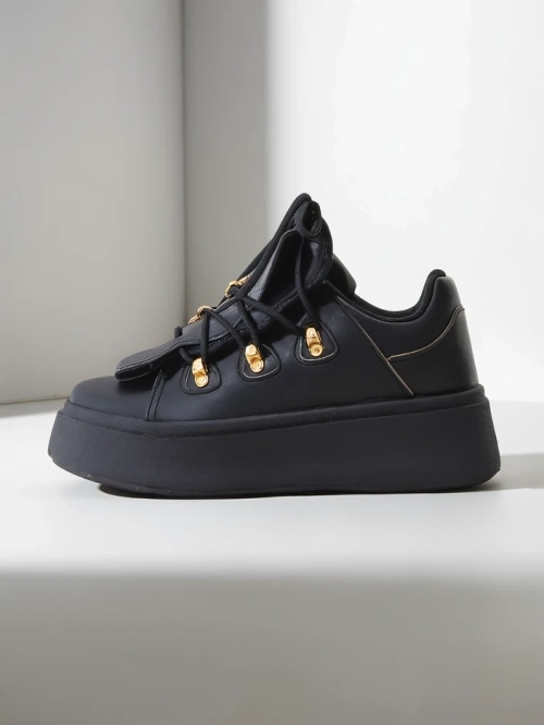 Royalfashion жіночі кросівки з декоративним язичком. Спортивні жіночі кросівки на товстій підошві. Верх виконаний з синтетичної шкіри та має шнурівку. Внутрішня частина виготовлена з приємної тканини. Модель оснащена декоративним язичком. Ідеально підходя