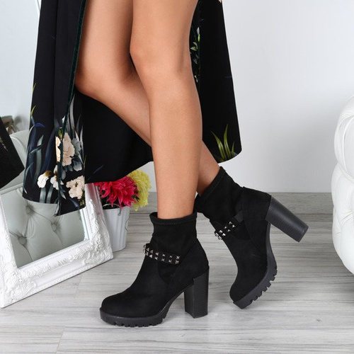 Czarne botki z ćwiekami - Obuwie