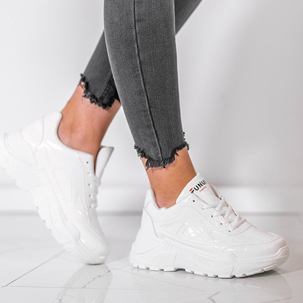 Białe lakierowane buty sportowe Holly- Obuwie