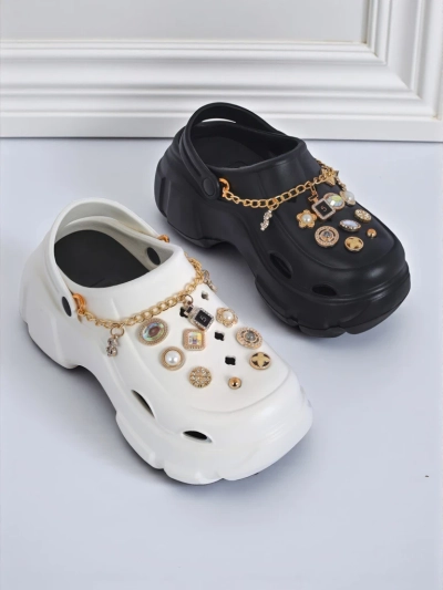 Sandały Caligae Aurelia Bianca z ozdobami chain w stylu glamour
