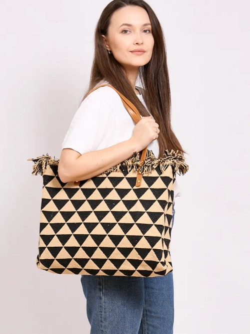 Коричнева жіноча плетена сумка із золотою фурнітурою