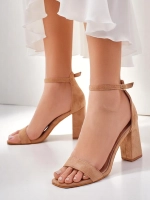 світло-коричневий