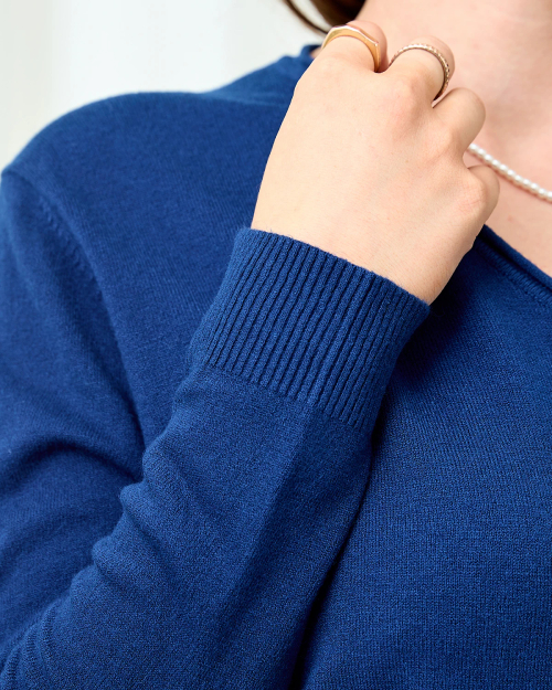 Royalfashion Жіночий темно-синій светр з вирізом серапе