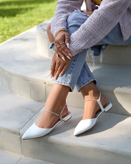 Royalfashion Білі жіночі босоніжки на плоскому каблуці з блискучою підошвою