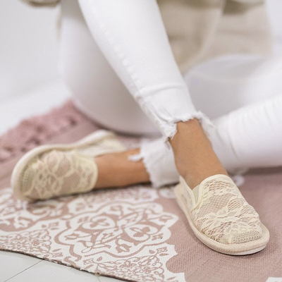 Beżowe espadryle zdobione koronkowym materiałem Rose - Obuwie