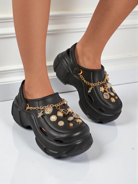 Aurelia Nero – stylové klapky s ozdobami a řetízkem, odolné
