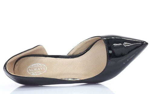 Lakierowane czółenka z wycięciem w kolorze czarnym Sylvie- Obuwie