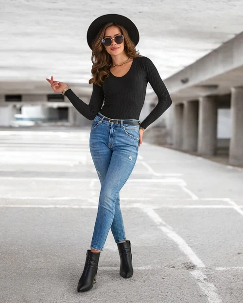 Чорний жіночий светр з V-подібним вирізом