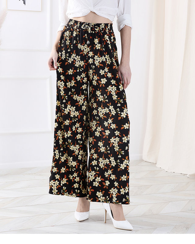 Dámské černé látkové kalhoty s květinami - Oblečení