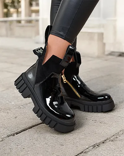 Royalfashion Černé dámské zateplené kozačky z lakované kůže Eratra