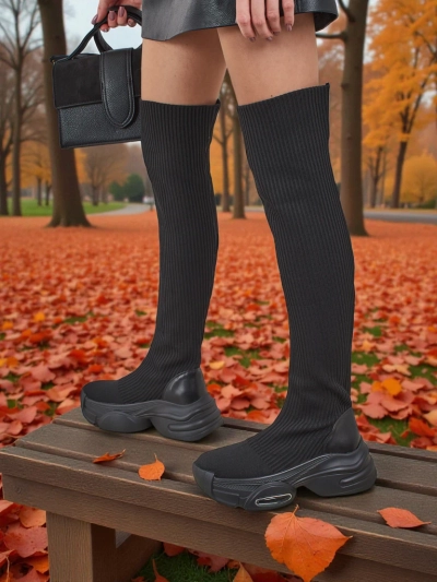 Dlouhé dámské nazouvací kozačky na silnější podrážce Ravmora