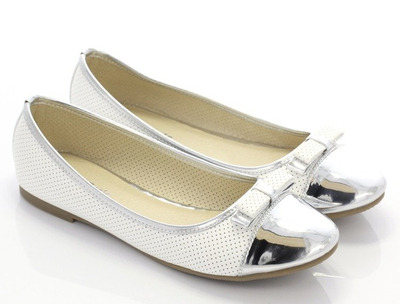 Biało-srebrne baleriny z kokardką - Obuwie