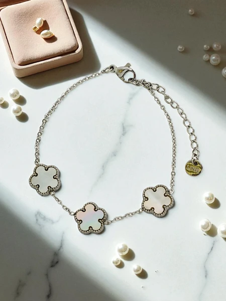 Náramek Callisto Nero s Motivem Květu