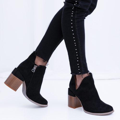 Чорні жіночі ботильйони з вирізами Plinara