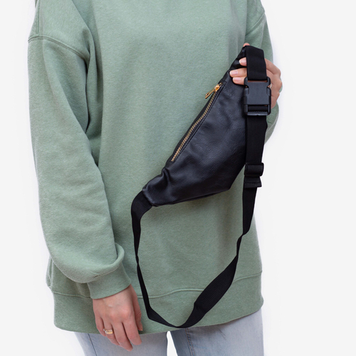 Чорна жіноча сумка із золотою блискавкою