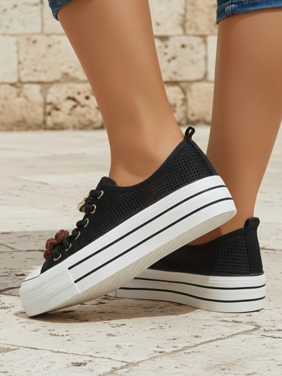 Royalfashion Жіночі перфоровані кросівки з декораціями Osdo