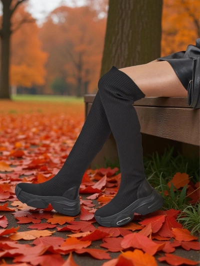 Dlouhé dámské nazouvací kozačky na silnější podrážce Ravmora