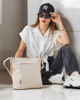 Světle béžová || béžový