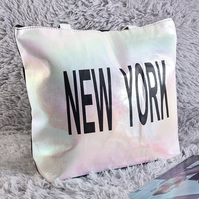 Біла жіноча сумка з написом