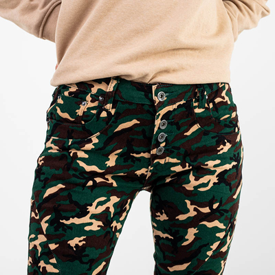 Dámské rovné camo kalhoty. Oblečení