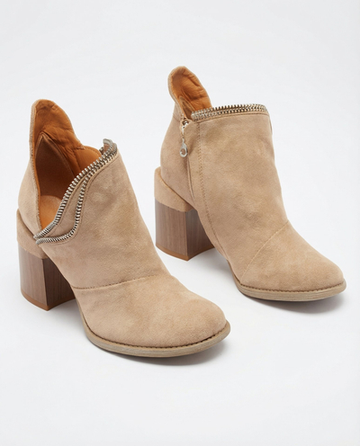 Світло-коричневі жіночі утеплені чоботи на підборах Mukis