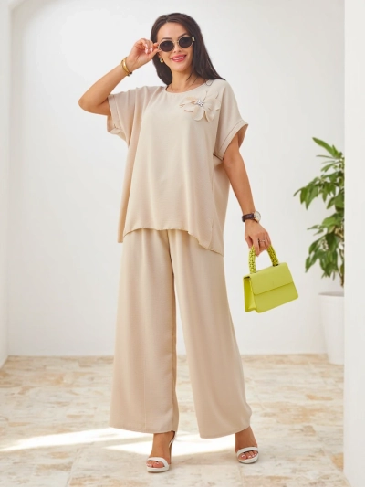 Royalfashion Жіночий комплект з короткими рукавами, декоративною квіткою та широкими штанами