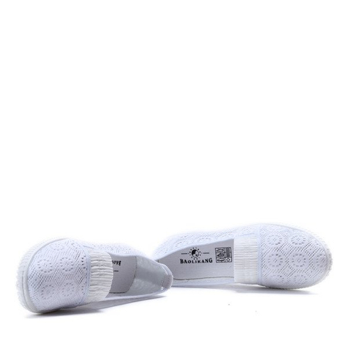 Białe slip on Baolikang- Obuwie