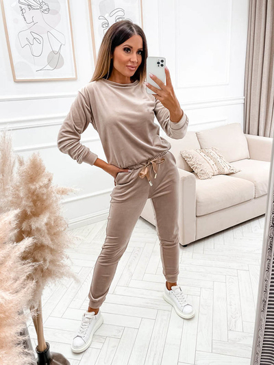 Бежевий жіночий велюровий спортивний комплект із золотою нашивкою - Одяг