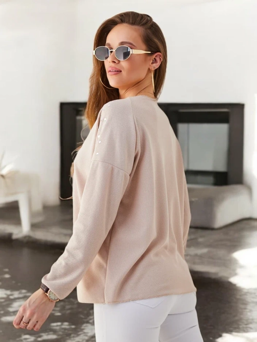 Royalfashion Жіночий тонкий в'язаний светр з стразами на плечах