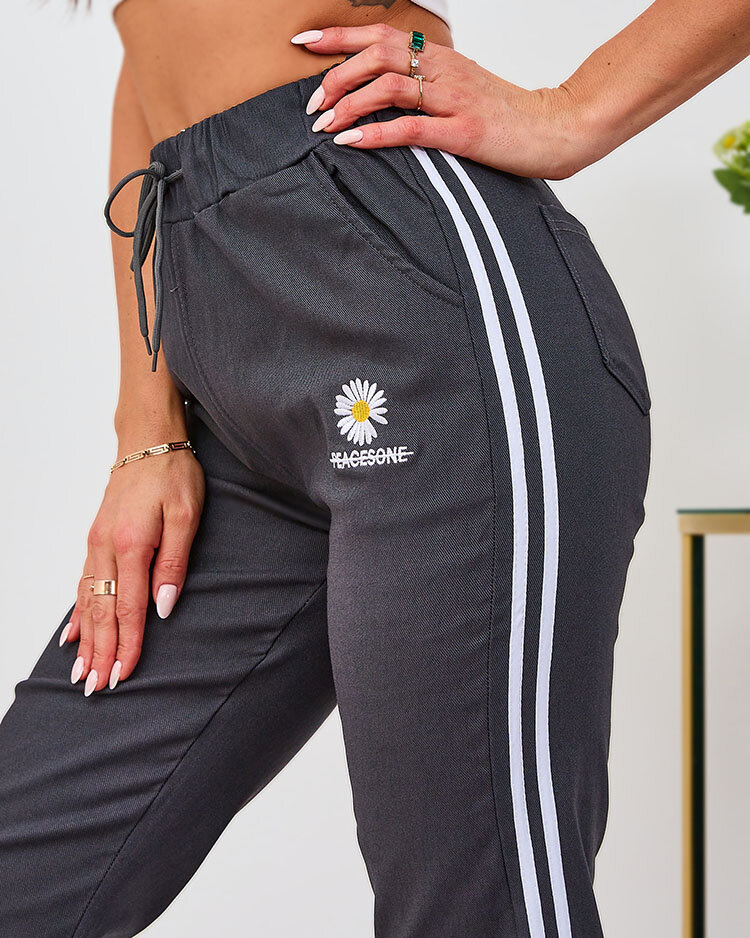 Royalfashion Šedé dámské látkové kalhoty s lemováním a nášivkou