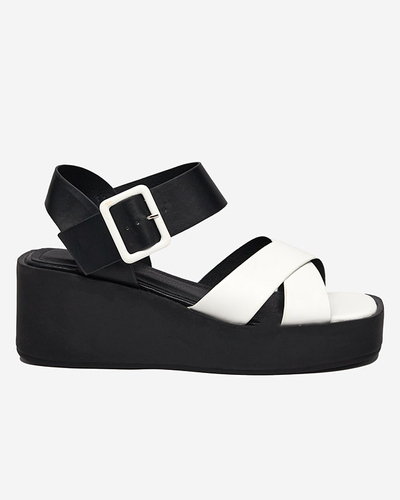 Біло-чорні жіночі босоніжки з екошкіри на танкетці Scozi